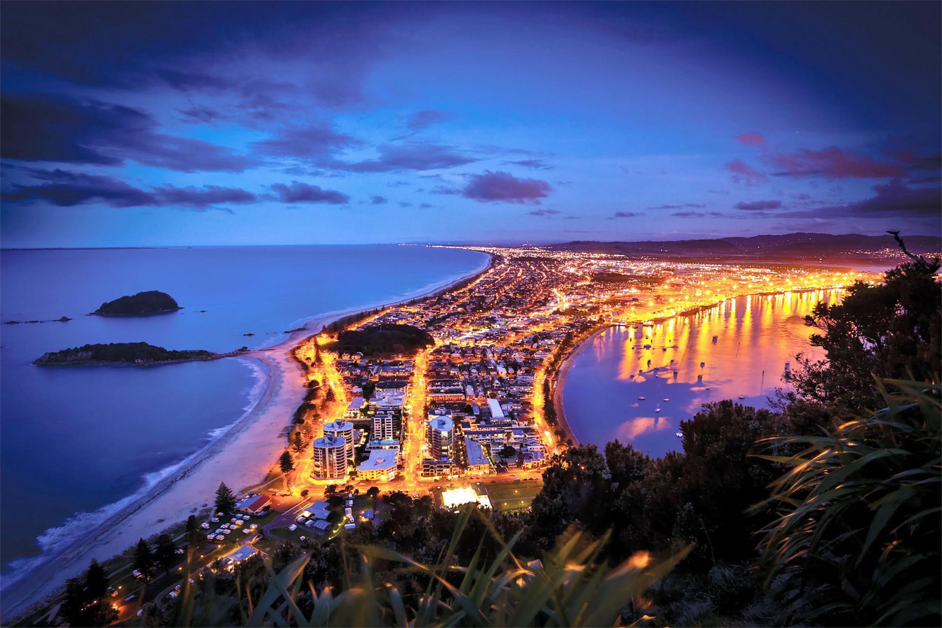 Mount Maunganui by Night Mount Maunganui by Night
